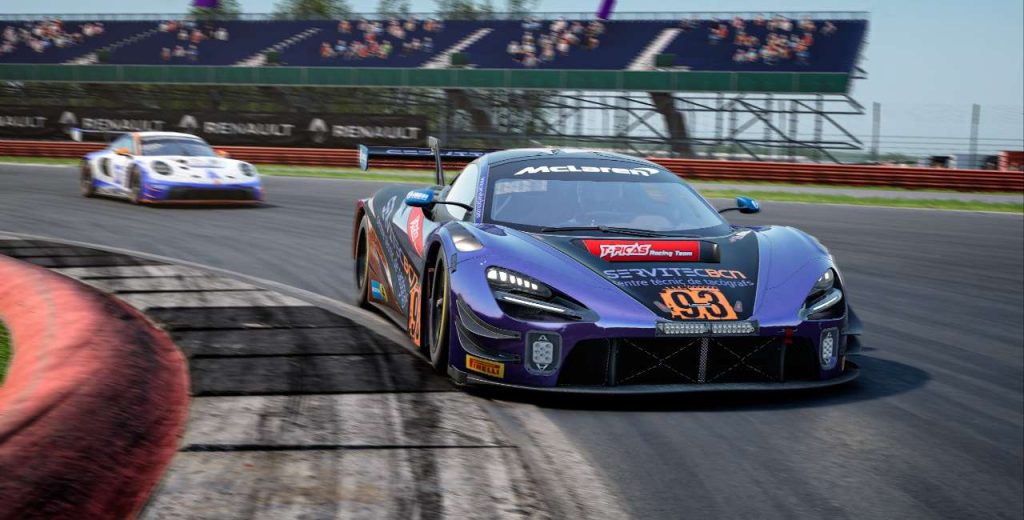 xevi cardus perseguido por el porsche de ferran munso en la liga gt3 acc