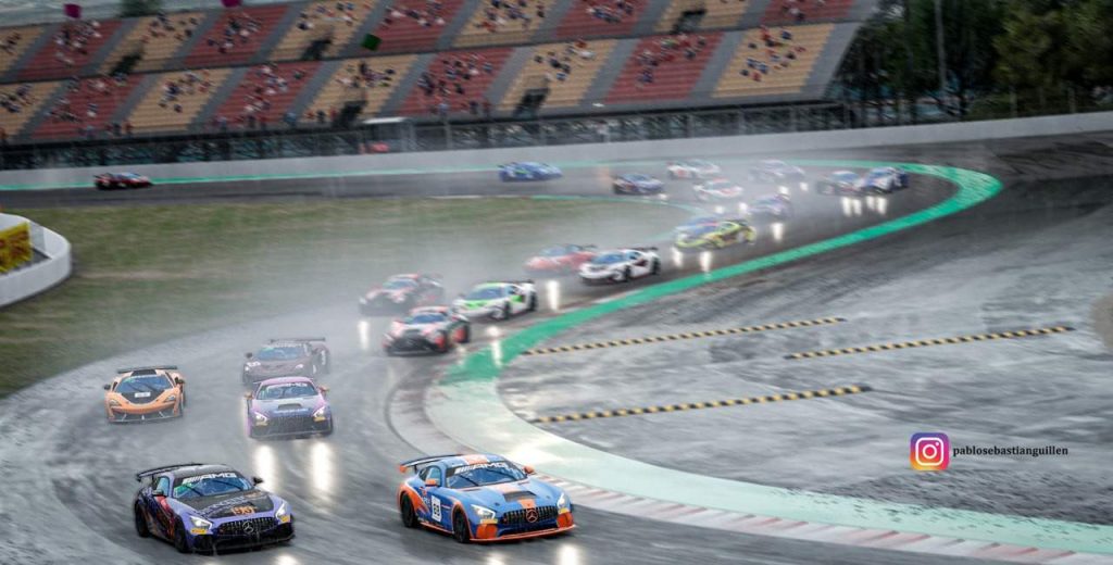 Salida carrera barcelona liga GT4 assetto corsa competizione vista aerea