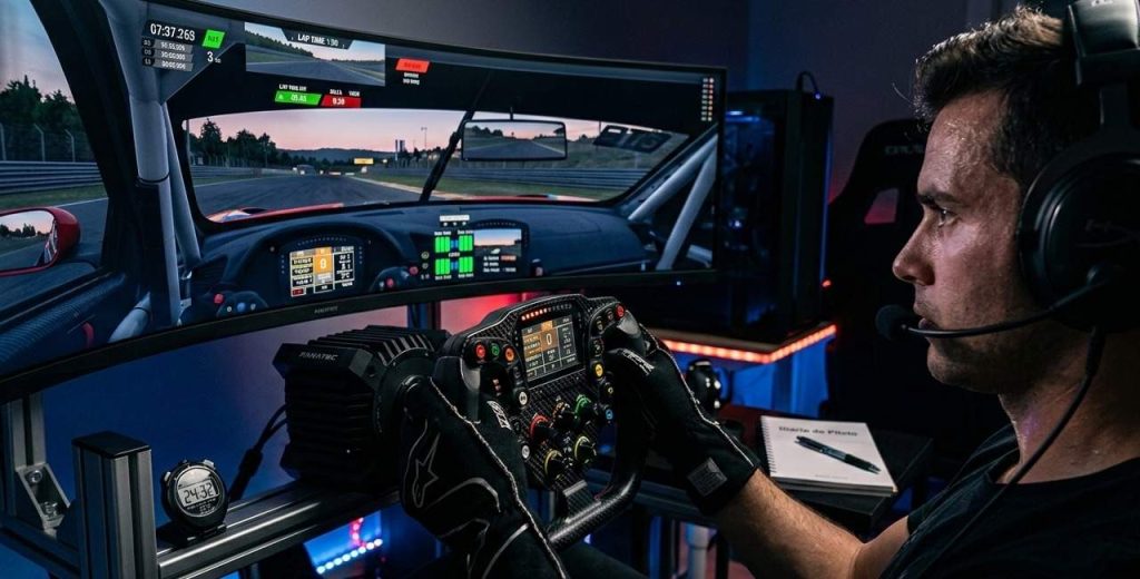Plano medio de un piloto de sim racing con guantes y auriculares, totalmente concentrado en la pantalla ultra panorámica de su cockpit de aluminio, durante una sesión de entrenamiento intensiva de automovilismo virtual.