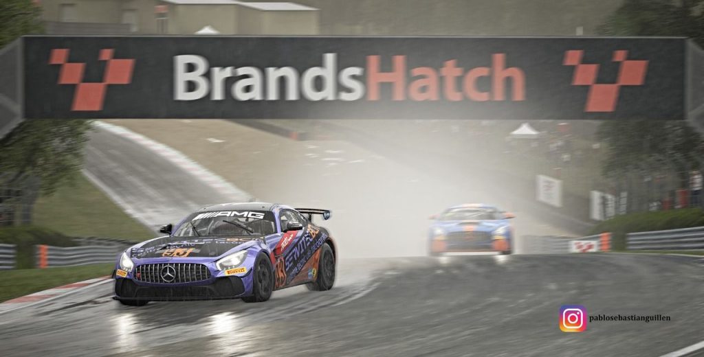 xevi cardus con el mrecedes amg gt4 en brands hatch bajo la lluvia perseguido por ferran munso se disputa la tercera ronda de la liga gt4 en assetto corsa competizione