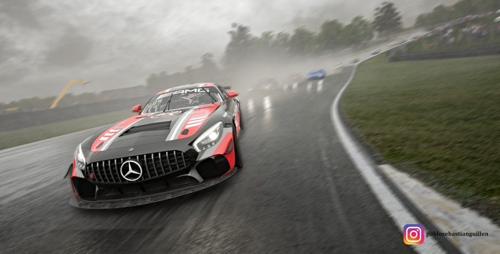 Mario mendez liderando en brands hatch con el mercedes amg gt4 en la liga assetto corsa competizione gt4 ronda 3