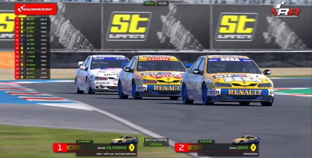 marc oliveras dani gros y diego rovina luchando por la victoria en assen con el laguna super touring en el campeonato super touring raceroom virtual racing girona