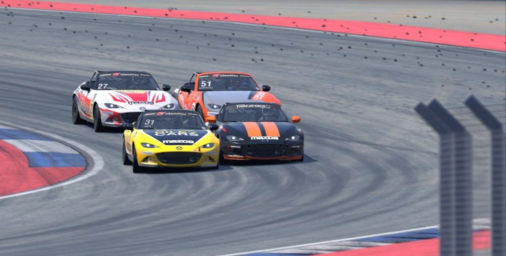 duelo de 4 coches, dani gros en paralelo con vazquez y marc oliveras con esteban villanueva en la primera curva del circuito de dubai nacional de la copa mazda mx5 ronda 2 raceroom