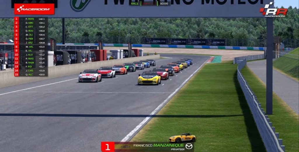 instantes antes de dar la salida en la ronda 4 de la copa mazda mx5 con francisco manzaneque a la cabeza simulador raceroom