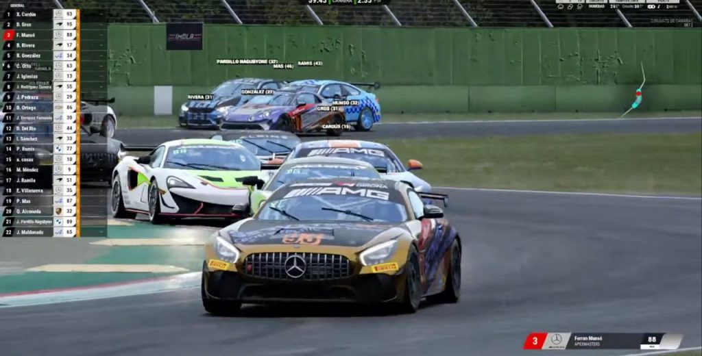 Xevi cardus con el mercedes gt4 en la salida de la ultima ronda de la liga gt4 assetto corsa competizione de virtual racing girona
