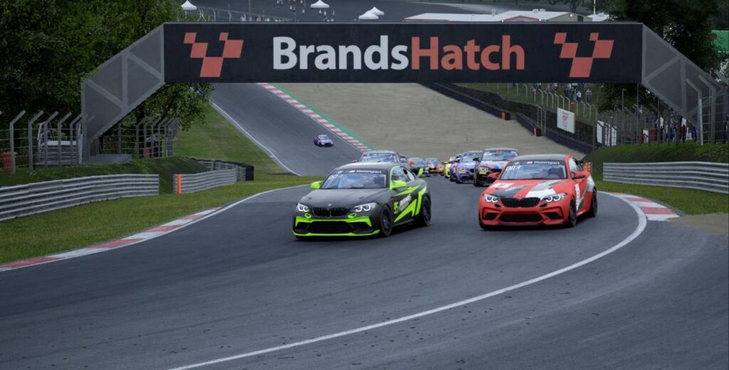 Dani gros en la primera curva del circuito de brands hatch defendiendo la primera plaza en la ronda 4 de la copa bmw de virtual racing girona